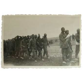 Sowjetische Kriegsgefangene in der Nähe von Mogilev. Hinweis: Die Deutschen haben ihnen alle Stiefel und Kopfbedeckungen abgenommen.. Espenlaub militaria